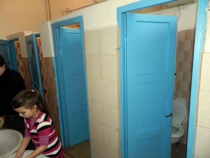 Şovinism pe budă! Directoarea Şcolii Szacsvay le interzice copiilor români să folosească un WC